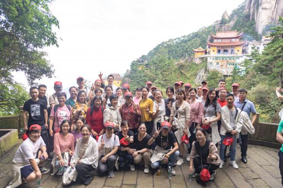 2023年新業(yè)集團同心筑夢三十載，攜手共攀九華山